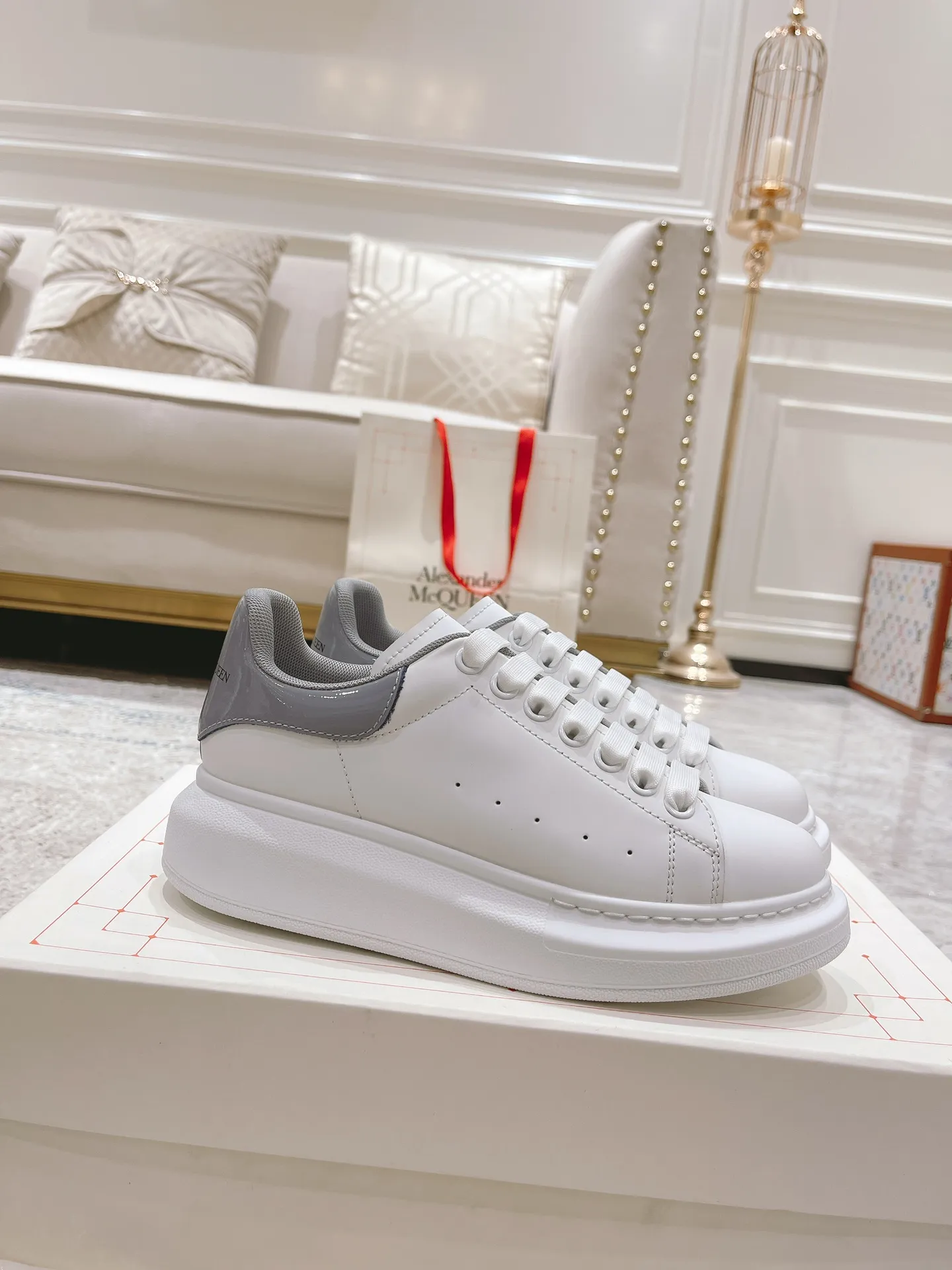 👟👟Ex-factory price 480👟👟 Alexander McQ•ss white shoes, McQueen has been making it for 5 years in a row, the latest upgrade is in sync with the counter...🈶McQueen MCQ has always been exclusive in the molded fabric material, I can't put it down, the correct version, the fit is absolutely wonderful, and the comfort is super. My company is not the first to ship out large quantities of goods, but what I give you is always the nicest goods, and I make the best quality with my heart! 👑McQueen Spring, Summer, Autumn and Winter...✔Classic + Fashionable + Versatile + Atmosphere + Elegant + Tasteful🈵🈵Celebrity first choice, one of the must-haves, many colors to choose from✔✔✔ 1⃣Fabric: Exclusive molded beige imported silk cowhide Upper imported custom anti-fouling. T👟👟Ex-factory price U+👟👟Ex-factory price U anti-yellowing. Super temperament 2⃣Inner lining: Imported A-grade water-dyed sheepskin (the price is the same as cowhide lining) 3⃣Outsole: Counter original molded rubber T👟👟factory price U outsole Thick sole design about 4.5cm Men's and women's abrasive lasts are different 4⃣With original counter publication (original off-white shoe box. Cloth bag. Handbag. Closed Qualification certificate 1:1 mold opening 4-piece set. Comes with a pair of shoelaces 👫Men and women couples size: female 35-40 male 39-44